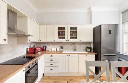 Bath City Centre House | Historic 6 Bed Townhouse-Roman Baths 1 min walk