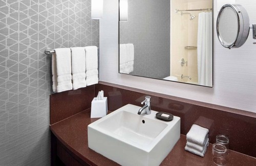 North Rosslyn Hotel | Historic Arlington | River Views. Dining Nearby