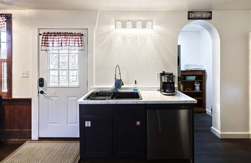 New Oxford Apartment | Historic Barker House 2 near Gettysburg