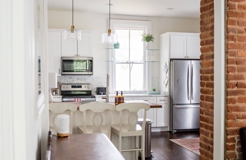 Lynchburg House | Historic Beauty in ❤️ of Downtown. Fam & Pet Friendly. 5 miles to Liberty.