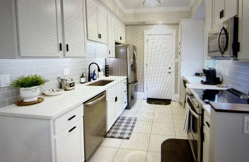 Richmond Apartment | Historic Bldg - Luxury Apt 6A