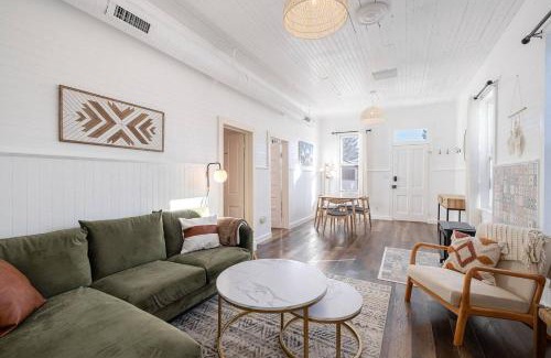 Twin Lakes House | Historic Boho Brothel Lake Retreat Fast Wifi