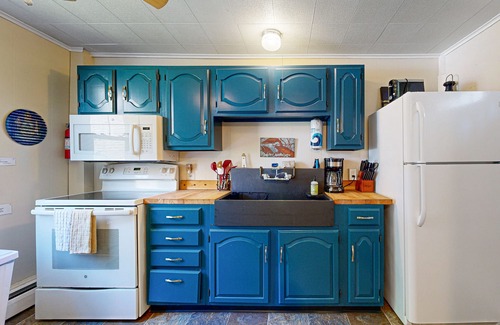 Boothbay Harbor Apartment | Historic Boothbay Harbor cottage with antique decor, washer/dryer & deck