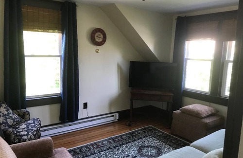 Bristol Apartment | Historic Bristol Town Center Apartment