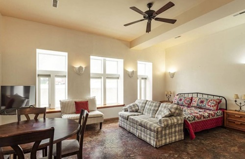 De Soto Apartment | Historic building with comfortable rooms in De Soto