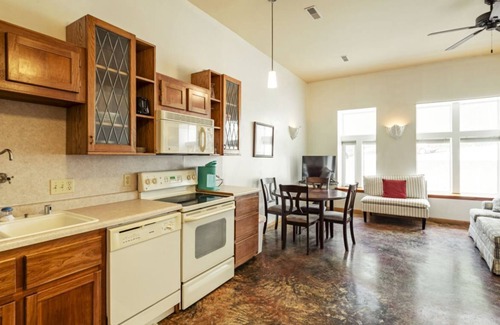 De Soto Apartment | Historic building with comfortable rooms in De Soto