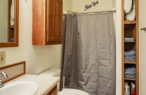 De Soto Apartment | Historic building with comfortable rooms in De Soto
