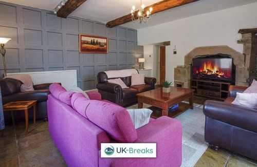 Chapel en le Frith House | Historic Bulls Head. Grade II Listed. Pet Friendly. Sleeps 12