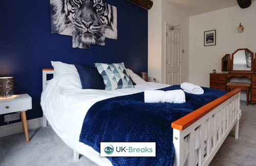 Chapel en le Frith House | Historic Bulls Head. Grade II Listed. Pet Friendly. Sleeps 12