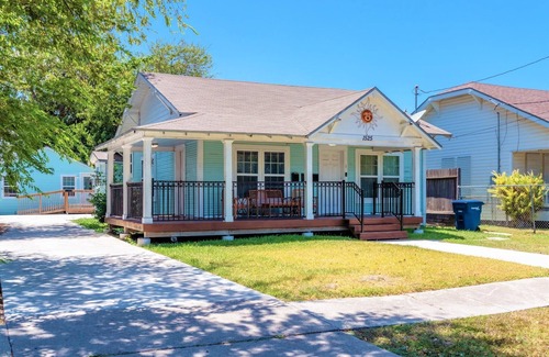 Del Mar House | Historic Bungalow+ColePark+Ext Stay Discts-2