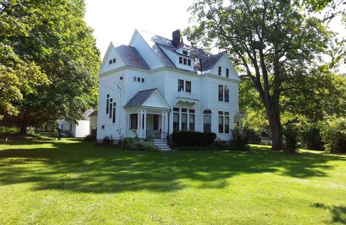 Pownal House | Historic c.1880 Victorian MA/VT border near Williams College MassMoCA Freshgrass