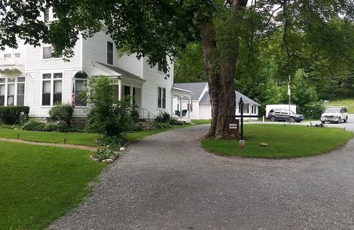 Pownal House | Historic c.1880 Victorian MA/VT border near Williams College MassMoCA Freshgrass