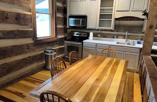 Pearisburg Cabin | Historic Cabin in the Blue Ridge Mountains