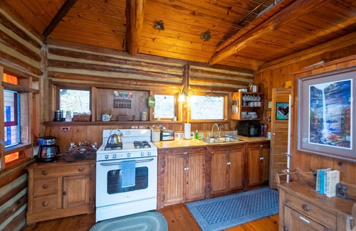 Eureka Springs House | Historic Cabin on Lake Lucerne + 5 Mins to Eureka!