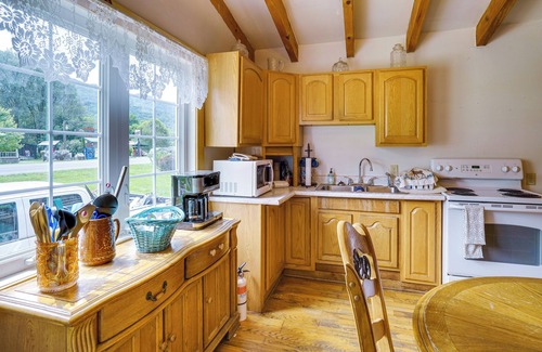 Seneca Rocks Cabin | Historic Cabin Retreat ~ 2 Mi to Seneca Rocks!