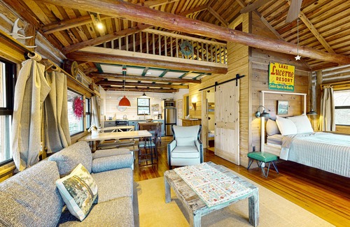 Eureka Springs Cabin | Historic cabin with Lake Lucerne views, wraparound deck & woodstove- by downtown