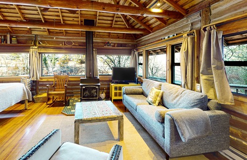 Eureka Springs Cabin | Historic cabin with Lake Lucerne views, wraparound deck & woodstove- by downtown