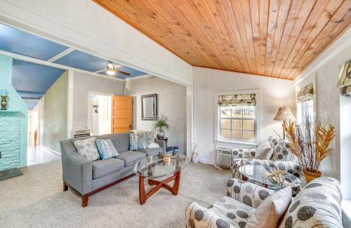 Spavinaw House | Historic Cabin with Yard 1 Mi to Lake Spavinaw!