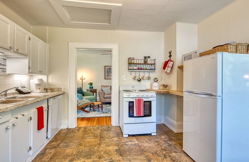 Waynesville House | Historic Carriage House - Downtown Waynesville, Walk to Main Street! Fast Wifi!