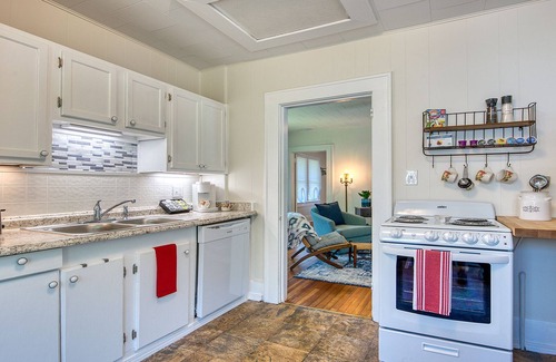 Waynesville House | Historic Carriage House - Downtown Waynesville, Walk to Main Street! Fast Wifi!