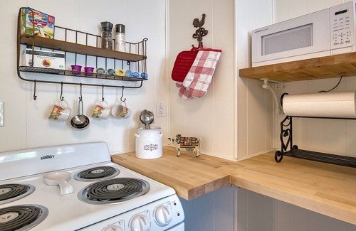 Waynesville House | Historic Carriage House - Downtown Waynesville, Walk to Main Street! Fast Wifi!