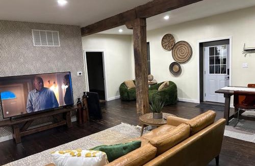 The Gate House | Historic Carriage House Near Attractions