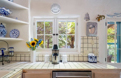 Historic Eastside House | Historic Casa Oasis near Plaza and Canyon Road