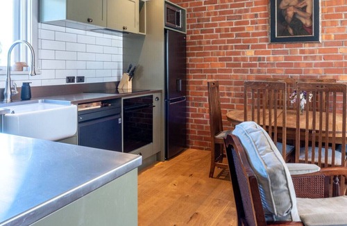 Earnscleugh House | Historic Castle Coach House – Trail & Wineries