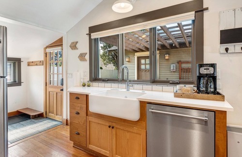 Old Bend House | Historic Cecil Sly House, Salt Hot Tub, Electric Charger, in Downtown
