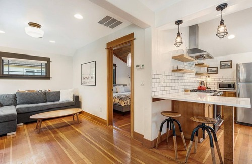 Old Bend House | Historic Cecil Sly House, Salt Hot Tub, Electric Charger, in Downtown