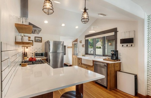 Old Bend House | Historic Cecil Sly House, Salt Hot Tub, Electric Charger, in Downtown