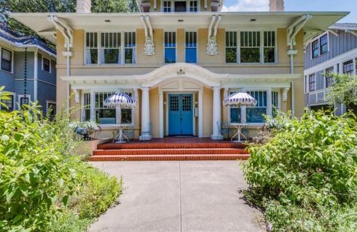 Old East Dallas Apartment | Historic Central Dallas Apartment - Modern & Roomy