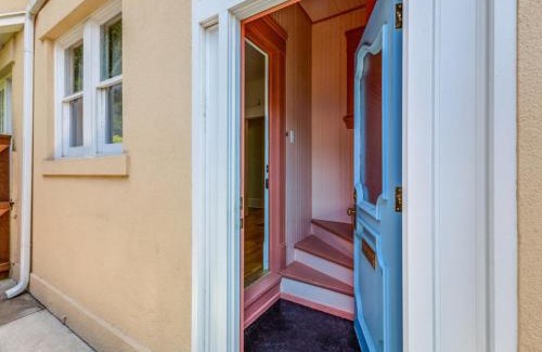 Old East Dallas Apartment | Historic Central Dallas Apartment - Modern & Roomy