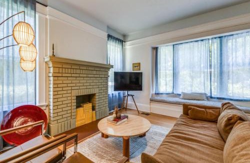 Old East Dallas Apartment | Historic Central Dallas Apartment - Modern & Roomy