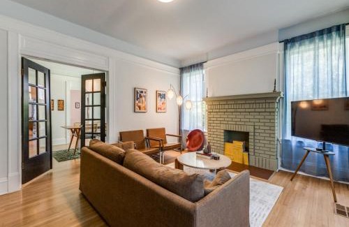 Old East Dallas Apartment | Historic Central Dallas Apartment - Modern & Roomy