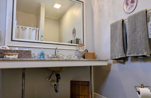 Whitewood Condo | Historic Centralized Victorian Downtown Condo Close To All Tourist Attractions
