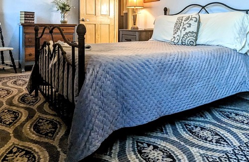 Whitewood Condo | Historic Centralized Victorian Downtown Condo Close To All Tourist Attractions