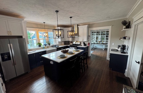 South Bend House | Historic Charm Meets Modern Comfort - 5BR, 6BA farmhouse 1 mile from ND Stadium!