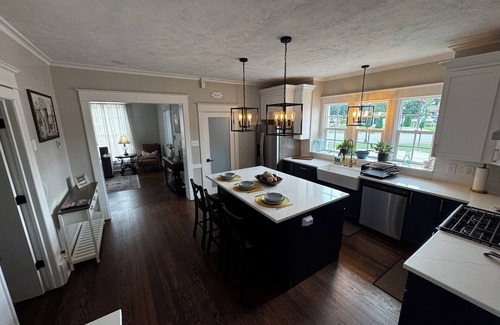 South Bend House | Historic Charm Meets Modern Comfort - 5BR, 6BA farmhouse 1 mile from ND Stadium!