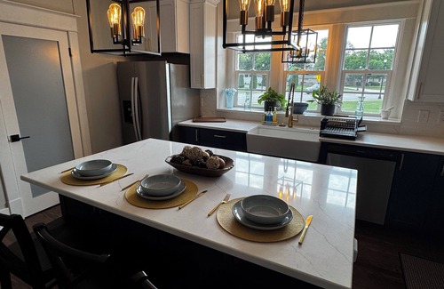 South Bend House | Historic Charm Meets Modern Comfort - 5BR, 6BA farmhouse 1 mile from ND Stadium!