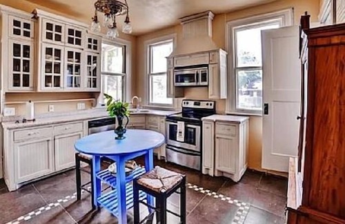 Brownsville House | Historic Charm- Modern Amenities Downtown Brownsville. Close to SPI, Space X
