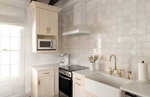 Cannonborough Elliotborough Apartment | Historic Charm & Modern Comfort - Perfect Downtown Location
