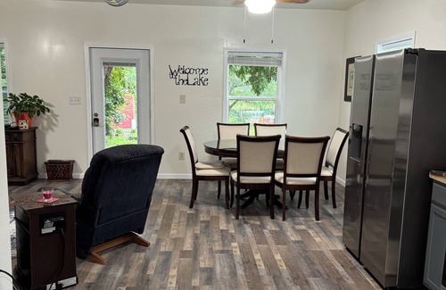 Chapin House | Historic Charm on the Lake Stay by a 475 Year-Old Oak with Private Dock BoatRamp
