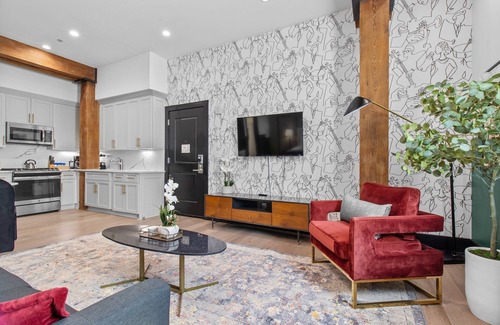 Arts/Warehouse District Hotel | Historic Charm with Modern Luxuries – Rooftop Pool Gym Gameroom Luggage Lockers 24/7 Staff