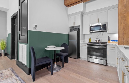 Arts/Warehouse District Hotel | Historic Charm with Modern Luxuries – Rooftop Pool Gym Gameroom Luggage Lockers 24/7 Staff