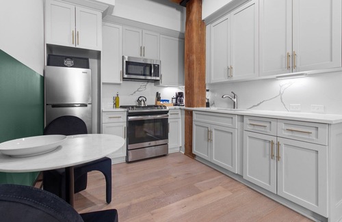Arts/Warehouse District Hotel | Historic Charm with Modern Luxuries – Rooftop Pool Gym Gameroom Luggage Lockers 24/7 Staff
