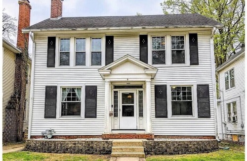 Decatur House | Historic Charming 4BR on the WestEnd near Millikin