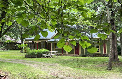 Springfield House | Historic Charming private 1-bedroom Cottage Home in Springfield with AC, WiFi
