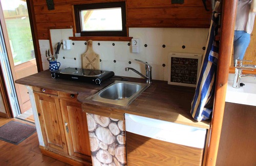 Ehmkendorf Cabin | Historic circus wagon in idyllic landscape and tranquility