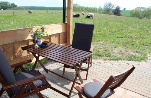 Ehmkendorf Cabin | Historic circus wagon in idyllic landscape and tranquility